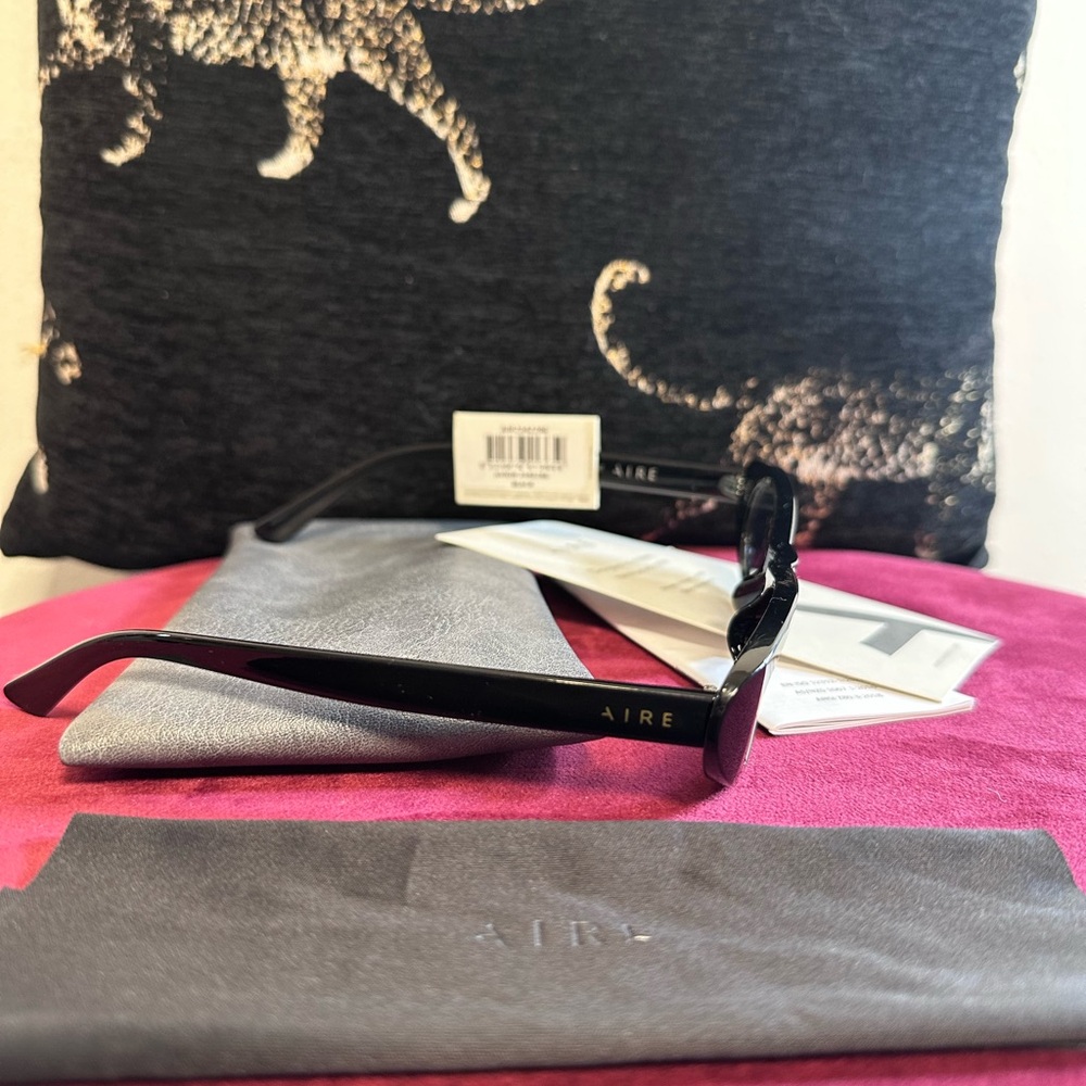 AIRE Avior in Black oval cateye skinny sunglasses - Picture 4 of 7